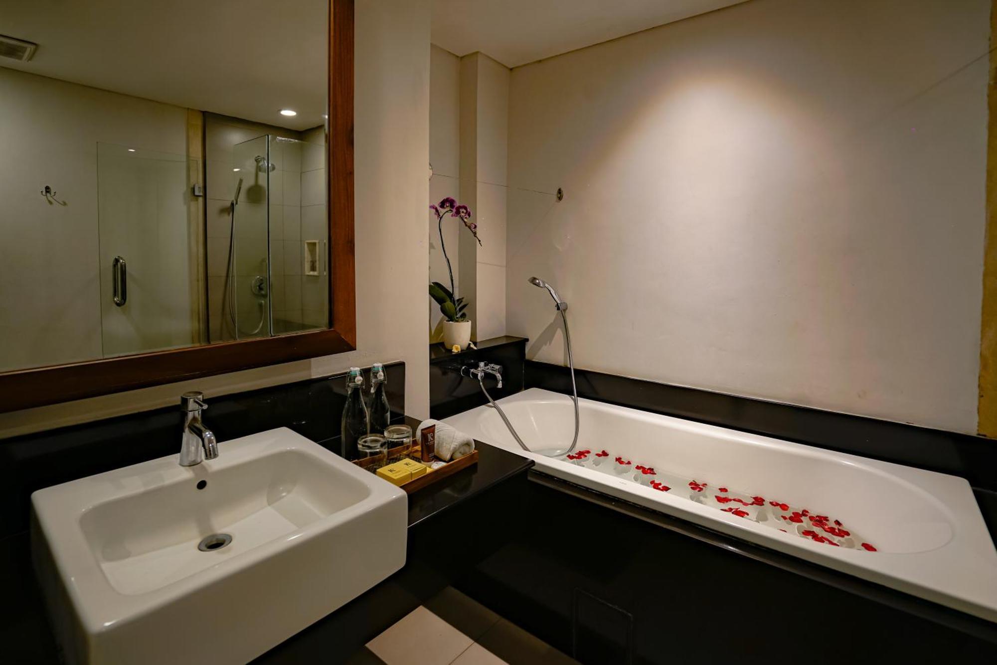 The Kirana Canggu Hotel Exterior photo